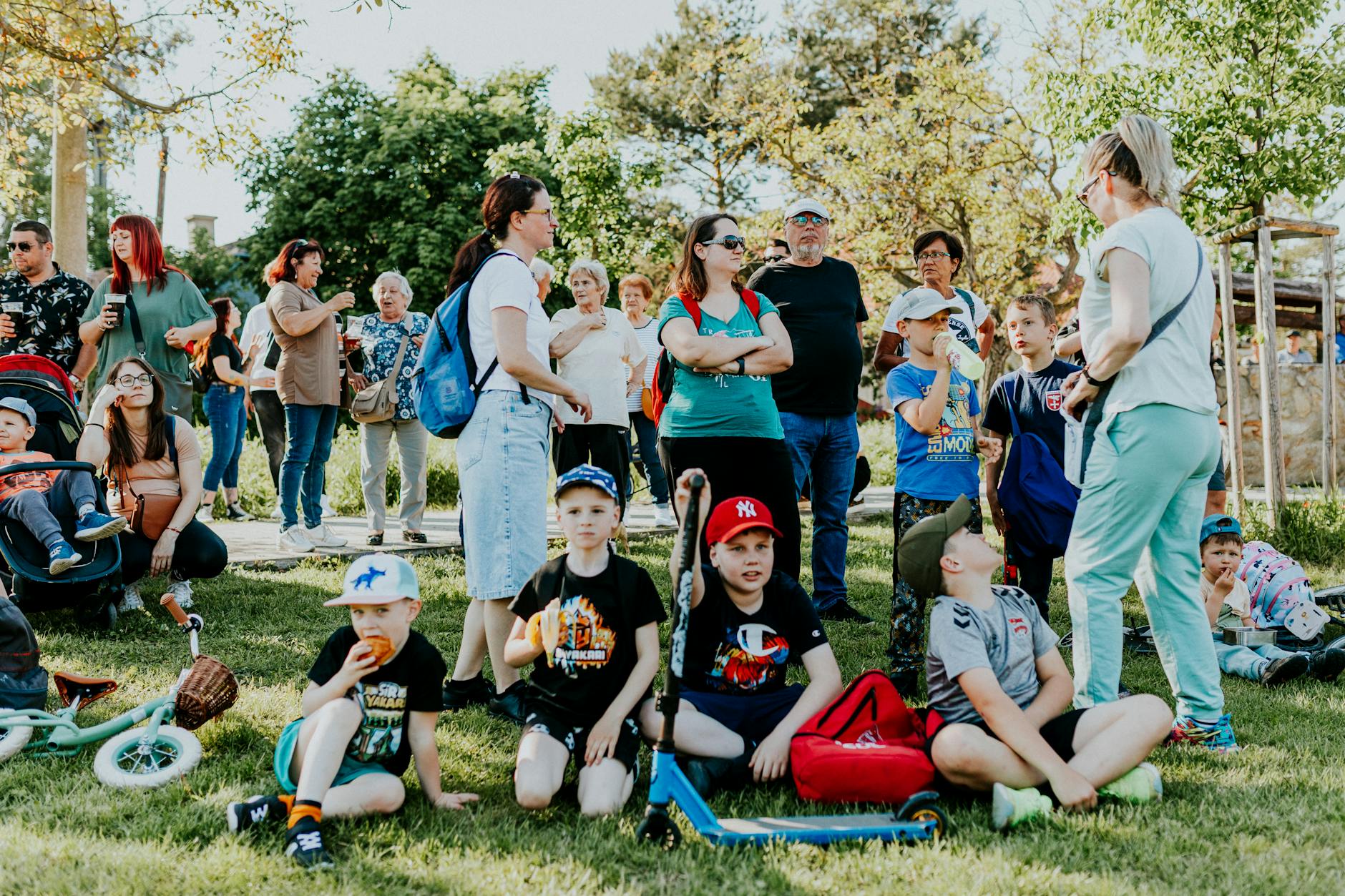 Mieszkańcy Świętochłowic biorący udział w akcji sadzenia drzew z okazji Dnia Ziemi.