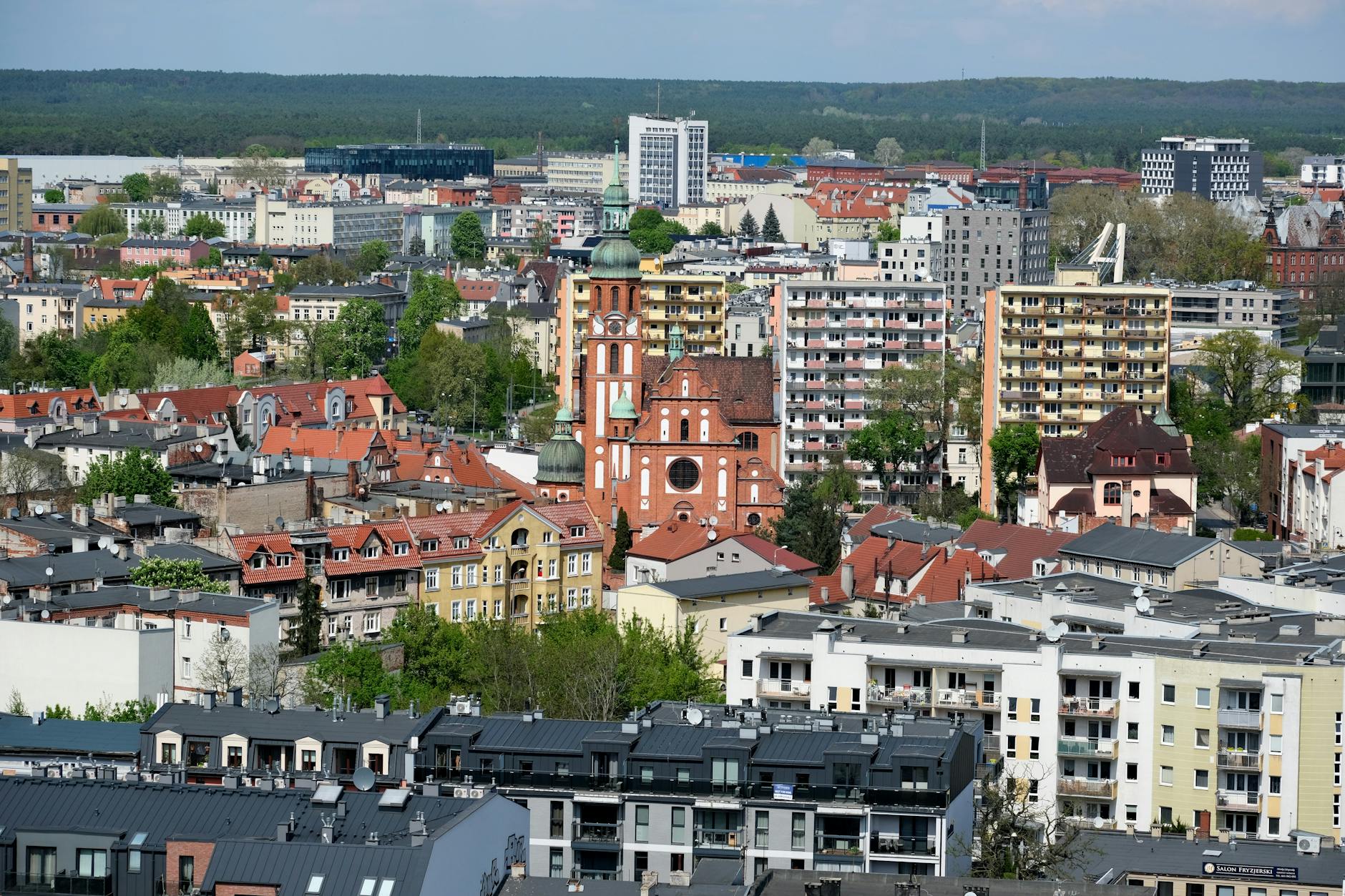 Widok na nowoczesne osiedle mieszkaniowe w Świętochłowicach, podkreślający wysokie ceny nieruchomości.